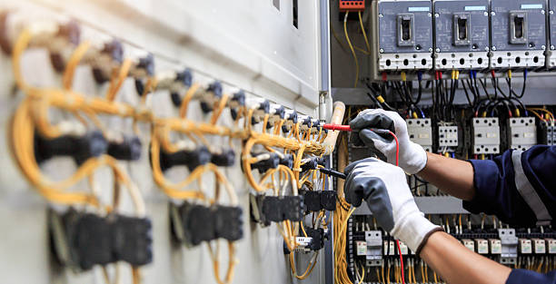 Professional Electrician technician working in Bayside Gardens, OR